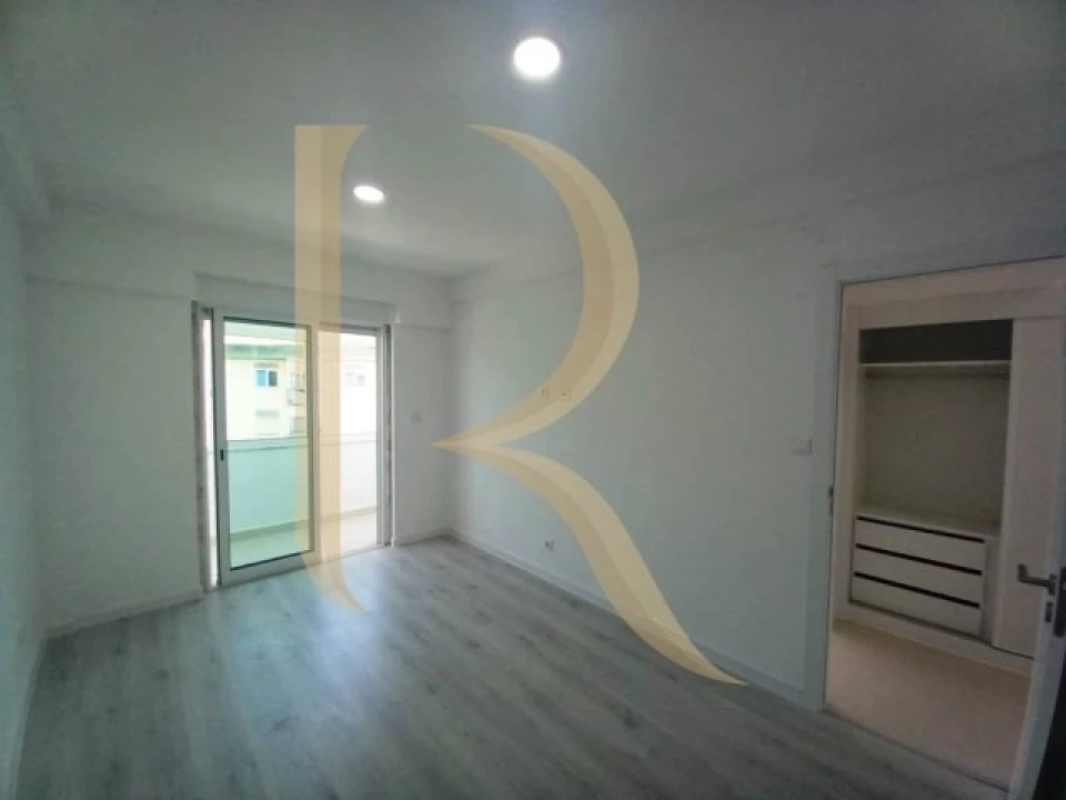 Apartamento T4 para Venda em Laranjeiro e Feijó Foto 23