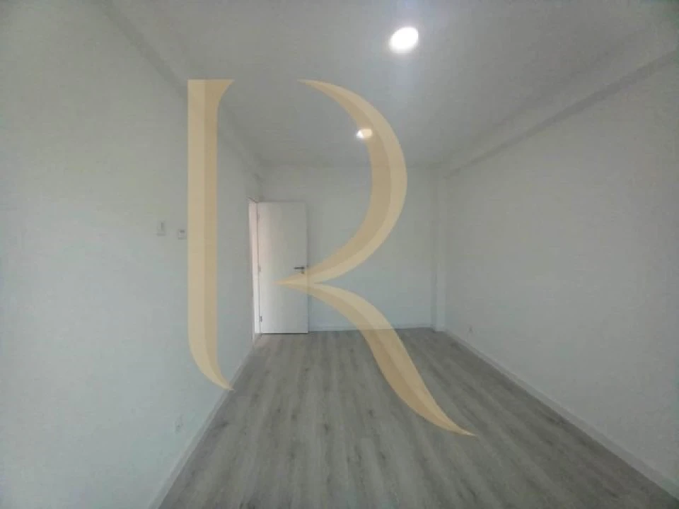 Apartamento T4 para Venda em Laranjeiro e Feijó Foto 24