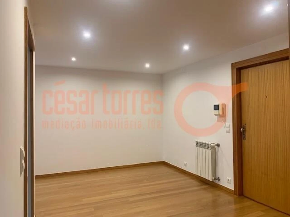 Apartamento T1 para Arrendamento em Arcozelo Foto 9