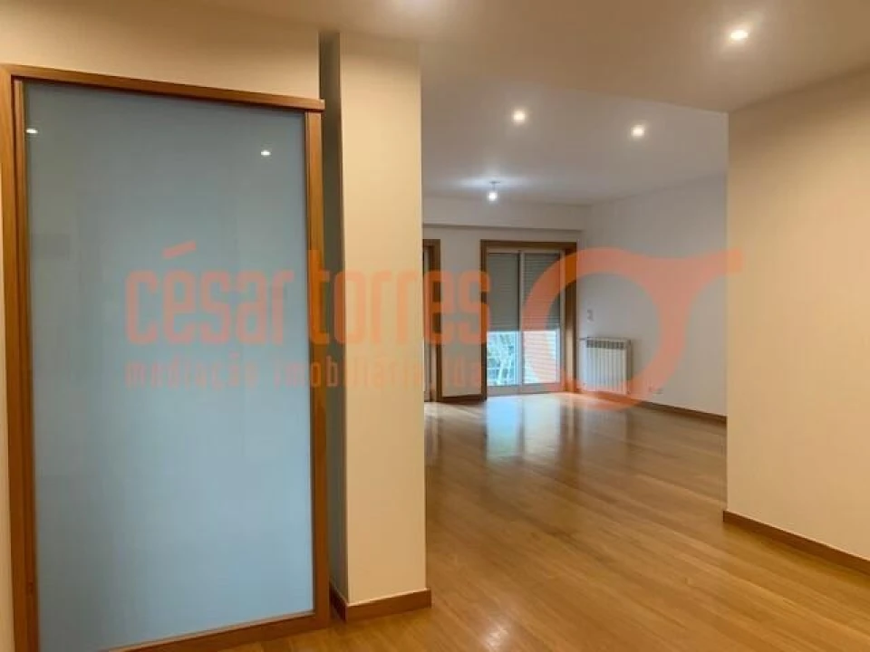 Apartamento T1 para Arrendamento em Arcozelo Foto 13