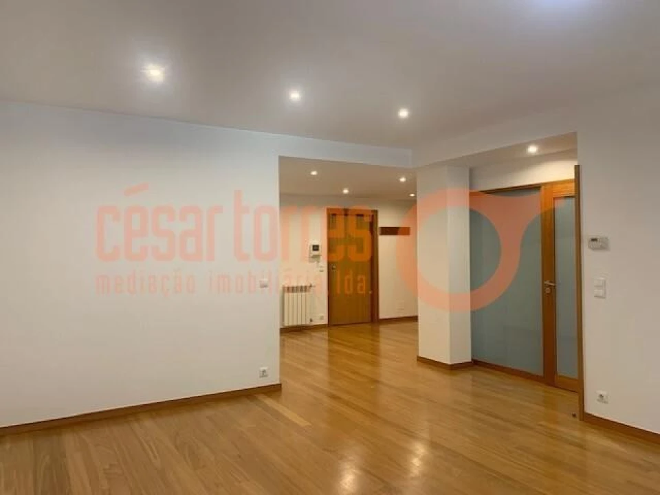 Apartamento T1 para Arrendamento em Arcozelo Foto 12