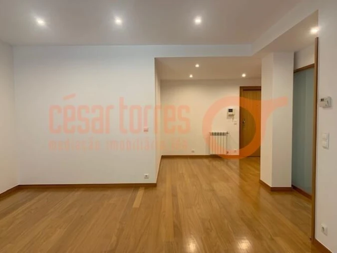 Apartamento T1 para Arrendamento em Arcozelo Foto 11