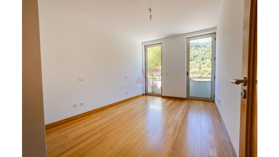 Moradia T4 para Venda em Teixeira e Teixeiró Foto 12