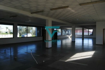 Loja para Arrendamento em Colmeias e Memória