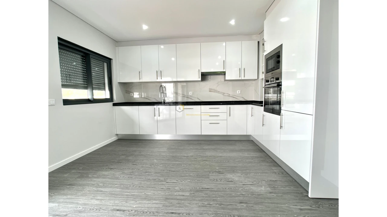 Apartamento T3 para Venda em Quelfes Foto 4