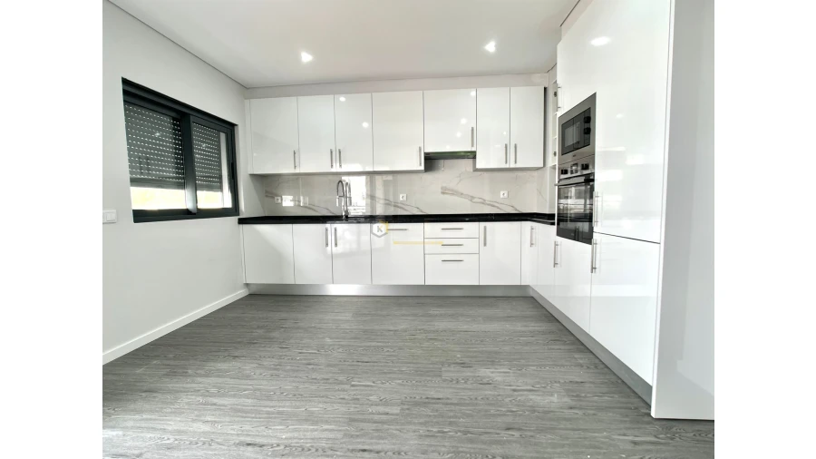 Apartamento T3 para Venda em Quelfes Foto 4