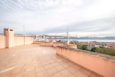 Moradia T4 para Venda em Alcantara