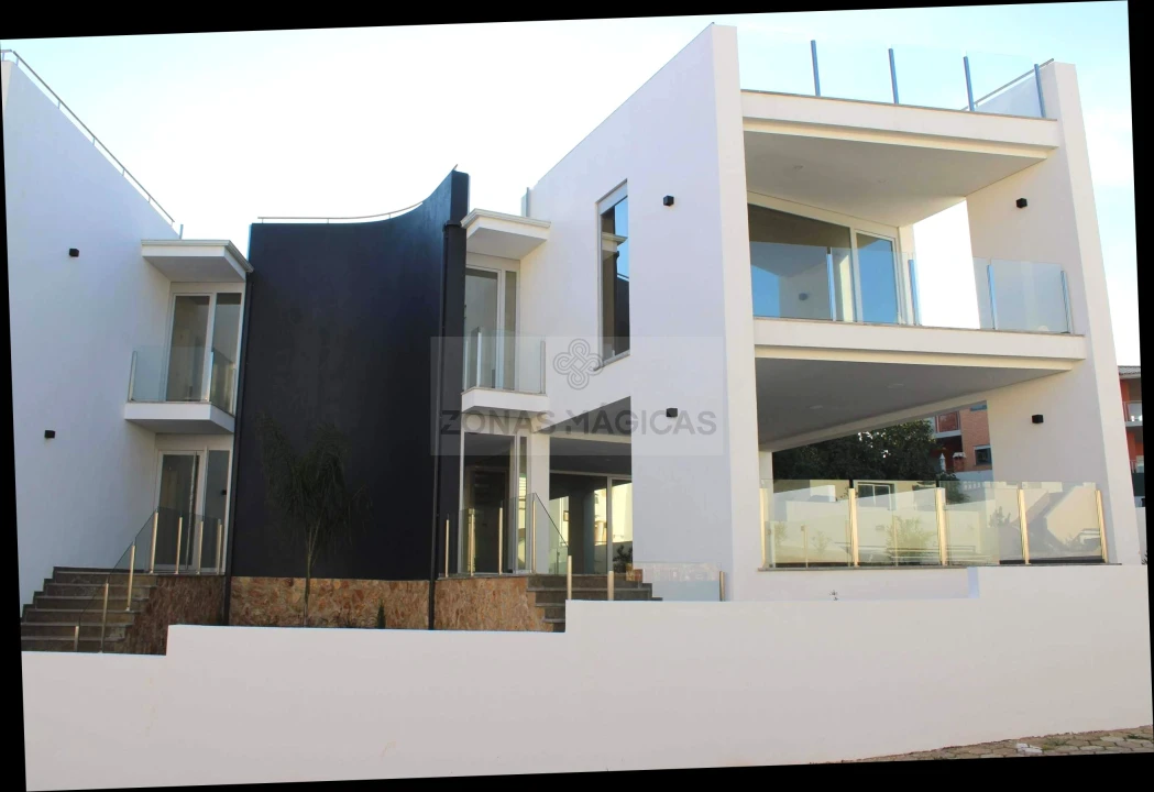Moradia T4 para Venda em Lagos (São Sebastião e Santa Maria) Foto 1