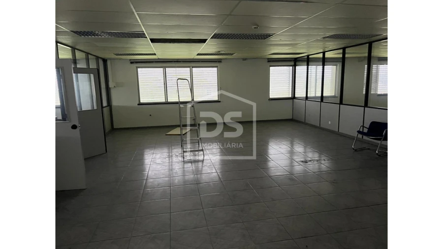 Armazém para Venda em Marinha Grande Foto 9