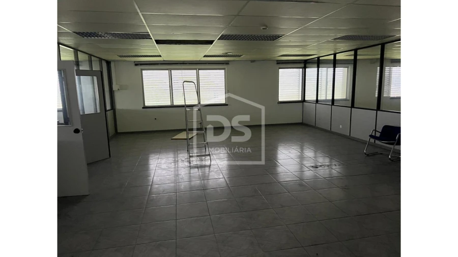 Armazém para Venda em Marinha Grande Foto 10