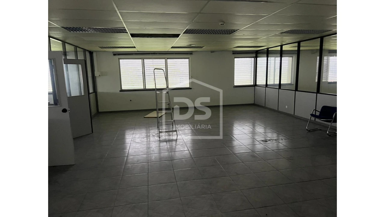 Armazém para Venda em Marinha Grande Foto 10