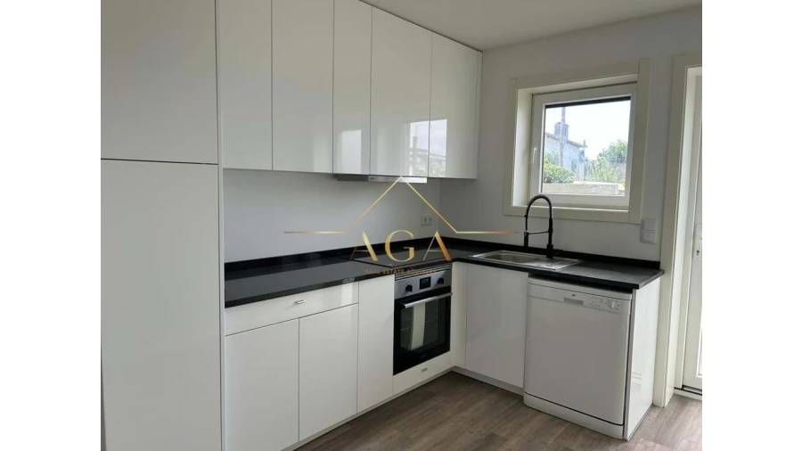 Apartamento T3 para Venda em Oliveira do Douro Foto 1