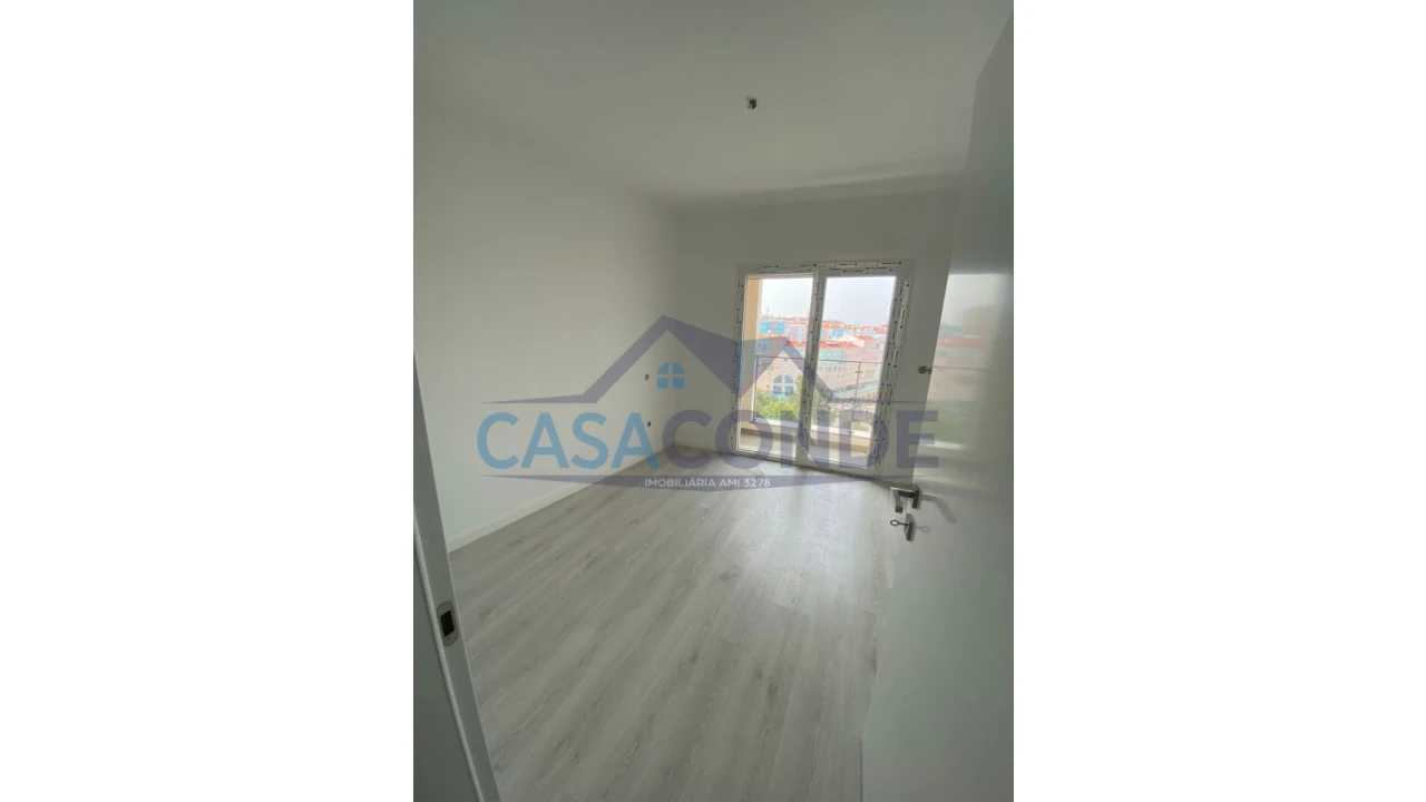 Apartamento T2 para Venda em Corroios Foto 3