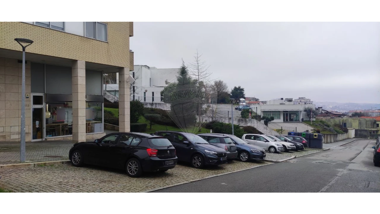 Loja para Arrendamento em Oliveira do Douro Foto 3