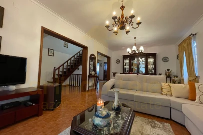 Moradia T4 para Venda em Ribeirinha
