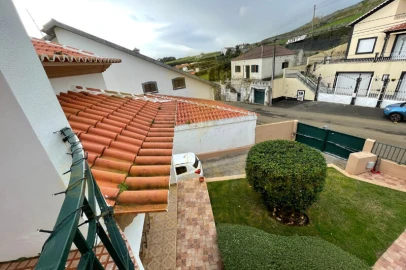 Moradia T4 para Venda em Ribeirinha