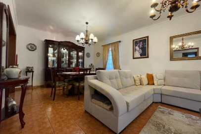 Moradia T4 para Venda em Ribeirinha