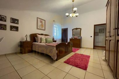 Moradia T4 para Venda em Ribeirinha
