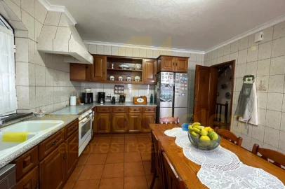 Moradia T4 para Venda em Ribeirinha