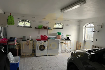 Moradia T4 para Venda em Ribeirinha