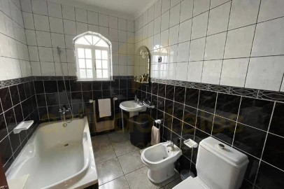 Moradia T4 para Venda em Ribeirinha