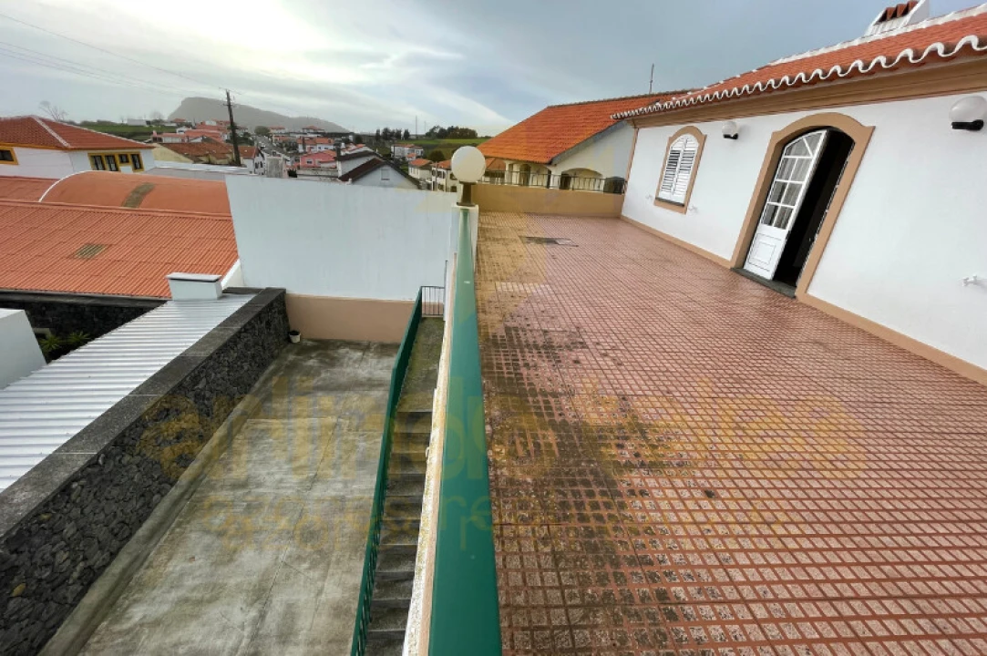 Moradia T4 para Venda em Ribeirinha Foto 48