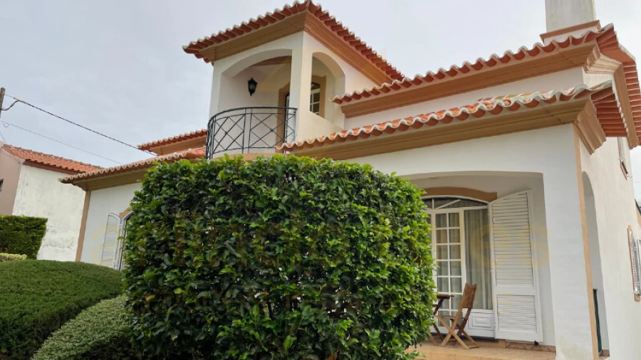 Moradia T4 para Venda em Ribeirinha