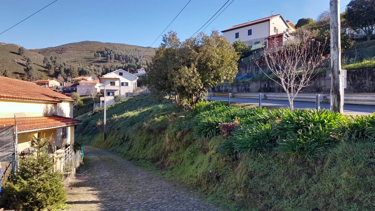 Terreno para Venda em Gondarem Foto 1