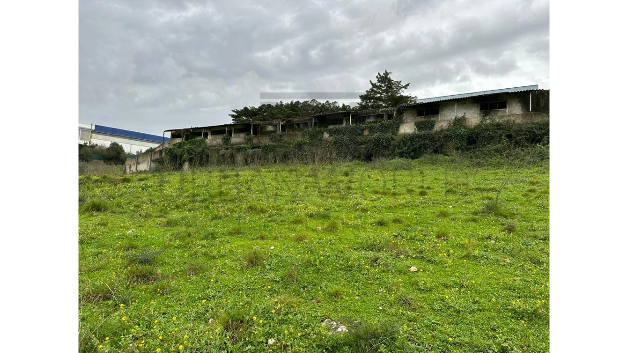 Terreno Comércio / Armazém para Venda em Venda do Pinheiro e Santo Estêvão das Galés Foto 1