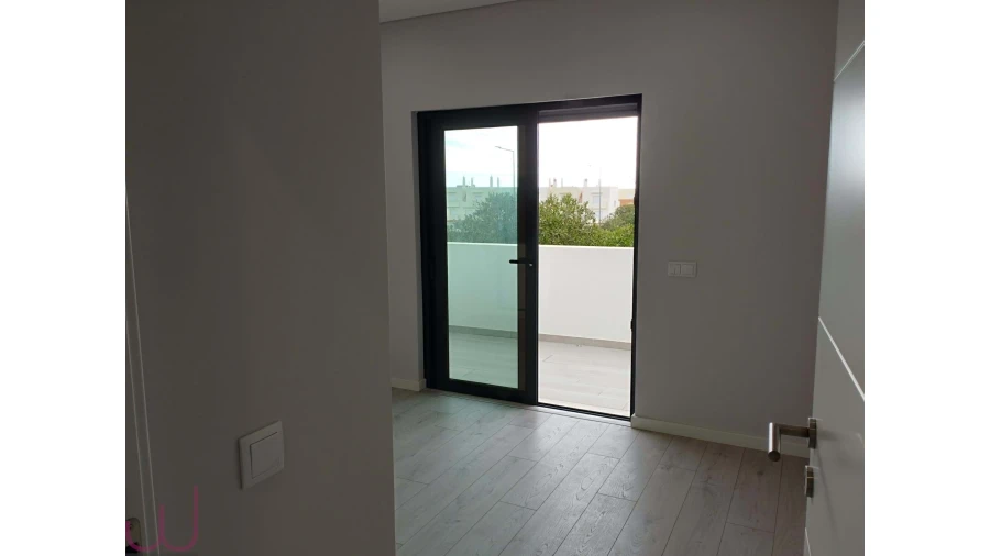 Apartamento T2 para Venda em Quelfes Foto 8