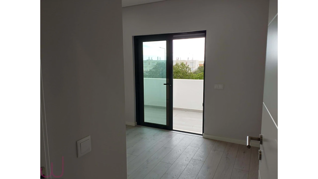 Apartamento T2 para Venda em Quelfes Foto 8