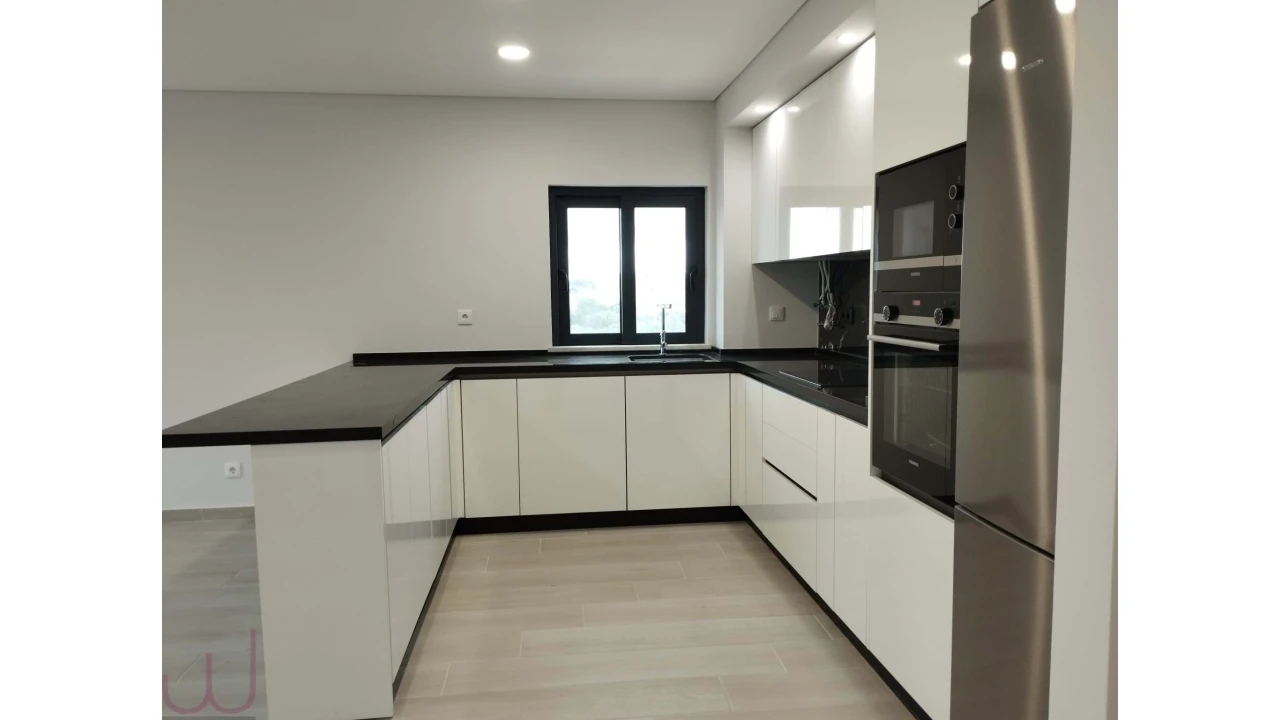 Apartamento T2 para Venda em Quelfes Foto 4