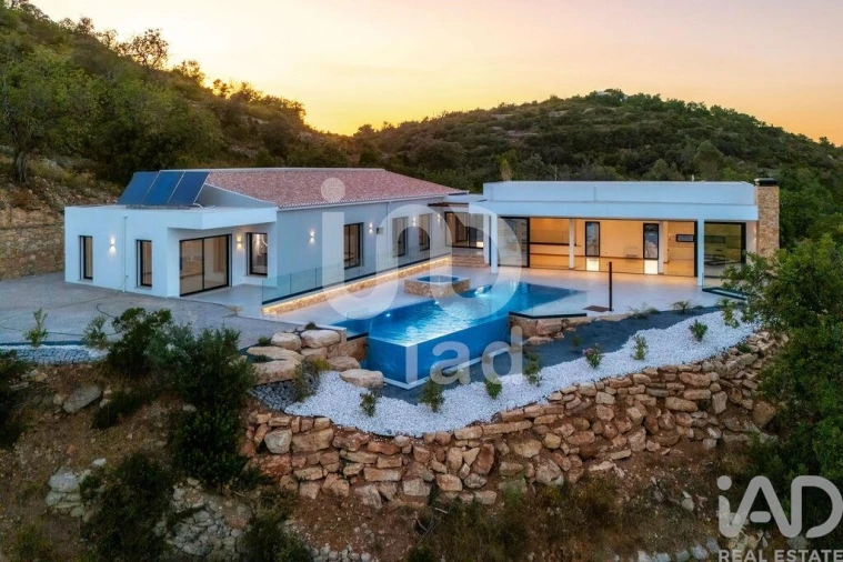 Moradia T4 para Venda em Loule (São Sebastião)