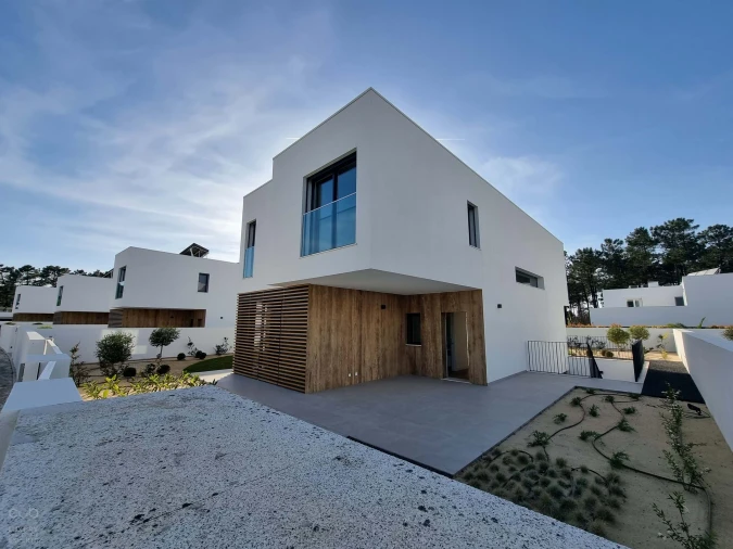 Moradia T4 para Arrendamento em Charneca de Caparica e Sobreda