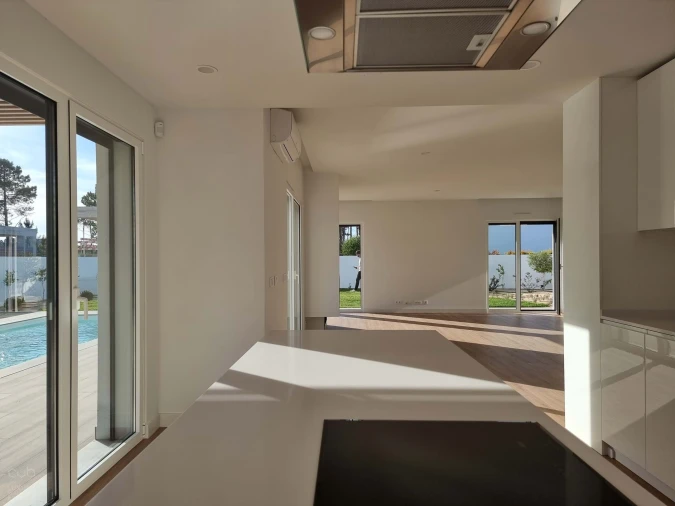 Moradia T4 para Arrendamento em Charneca de Caparica e Sobreda Foto 17