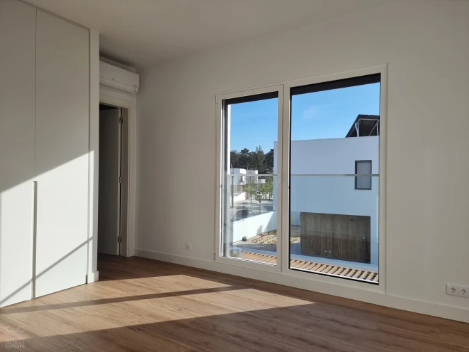 Moradia T4 para Arrendamento em Charneca de Caparica e Sobreda Foto 26