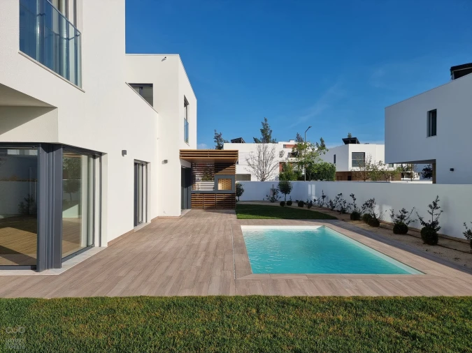 Moradia T4 para Arrendamento em Charneca de Caparica e Sobreda Foto 38