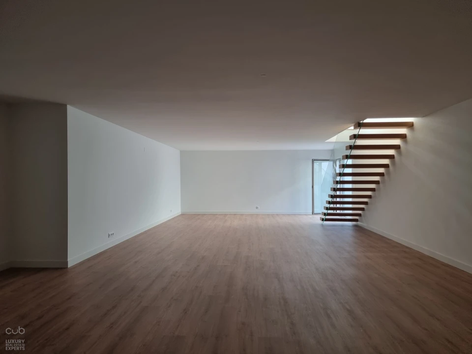 Moradia T4 para Arrendamento em Charneca de Caparica e Sobreda Foto 3