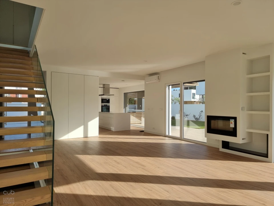 Moradia T4 para Arrendamento em Charneca de Caparica e Sobreda Foto 21