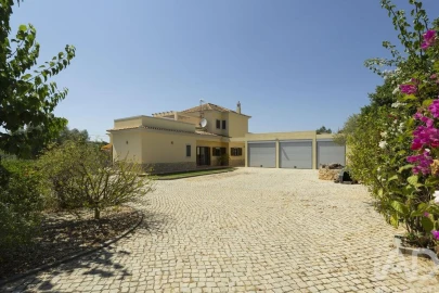 Moradia T4 para Venda em Quelfes