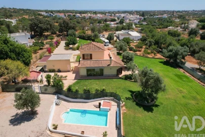 Moradia T4 para Venda em Quelfes