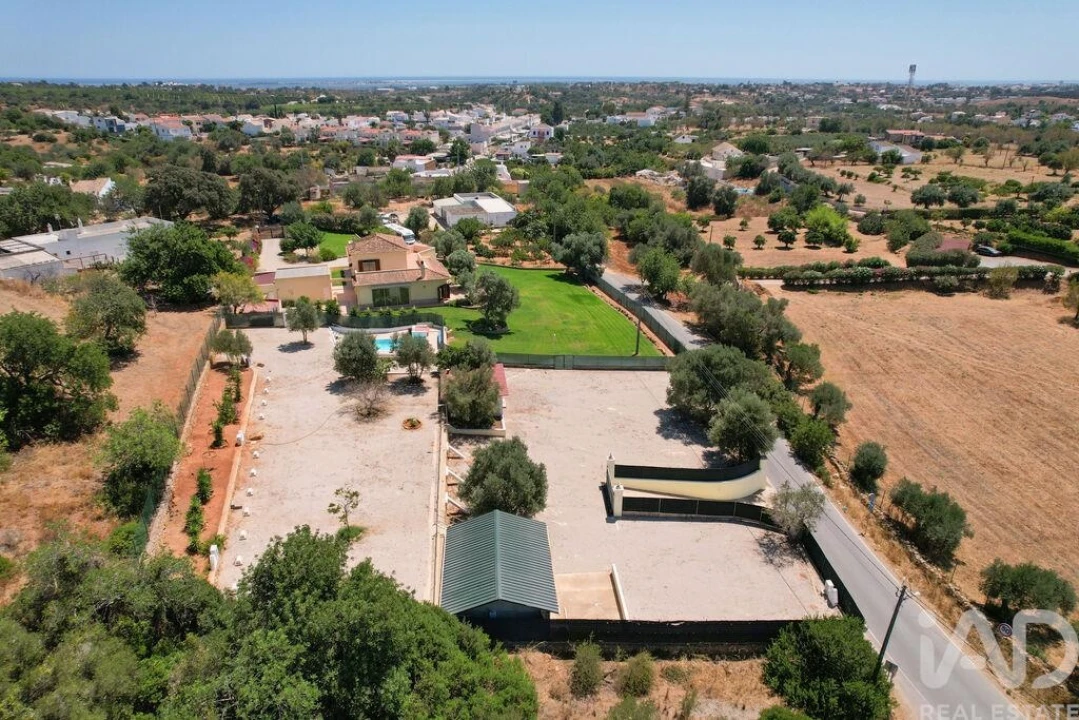 Moradia T4 para Venda em Quelfes Foto 5