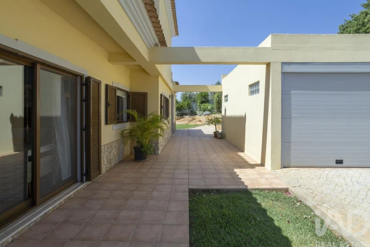 Moradia T4 para Venda em Quelfes Foto 11