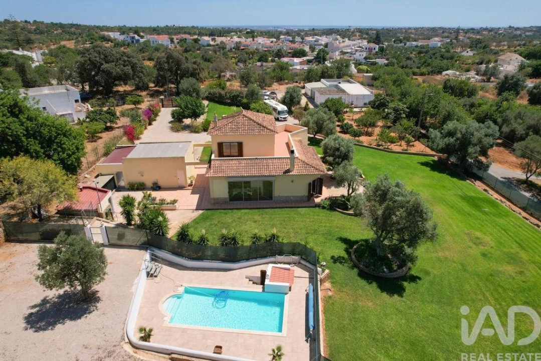 Moradia T4 para Venda em Quelfes Foto 6
