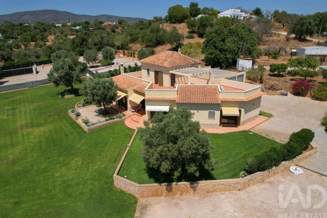 Moradia T4 para Venda em Quelfes Foto 4