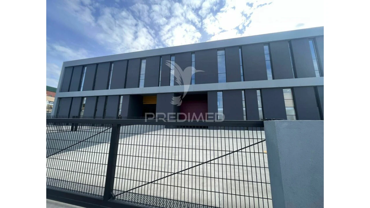 Armazém para Arrendamento em Santo António dos Cavaleiros e Frielas Foto 2