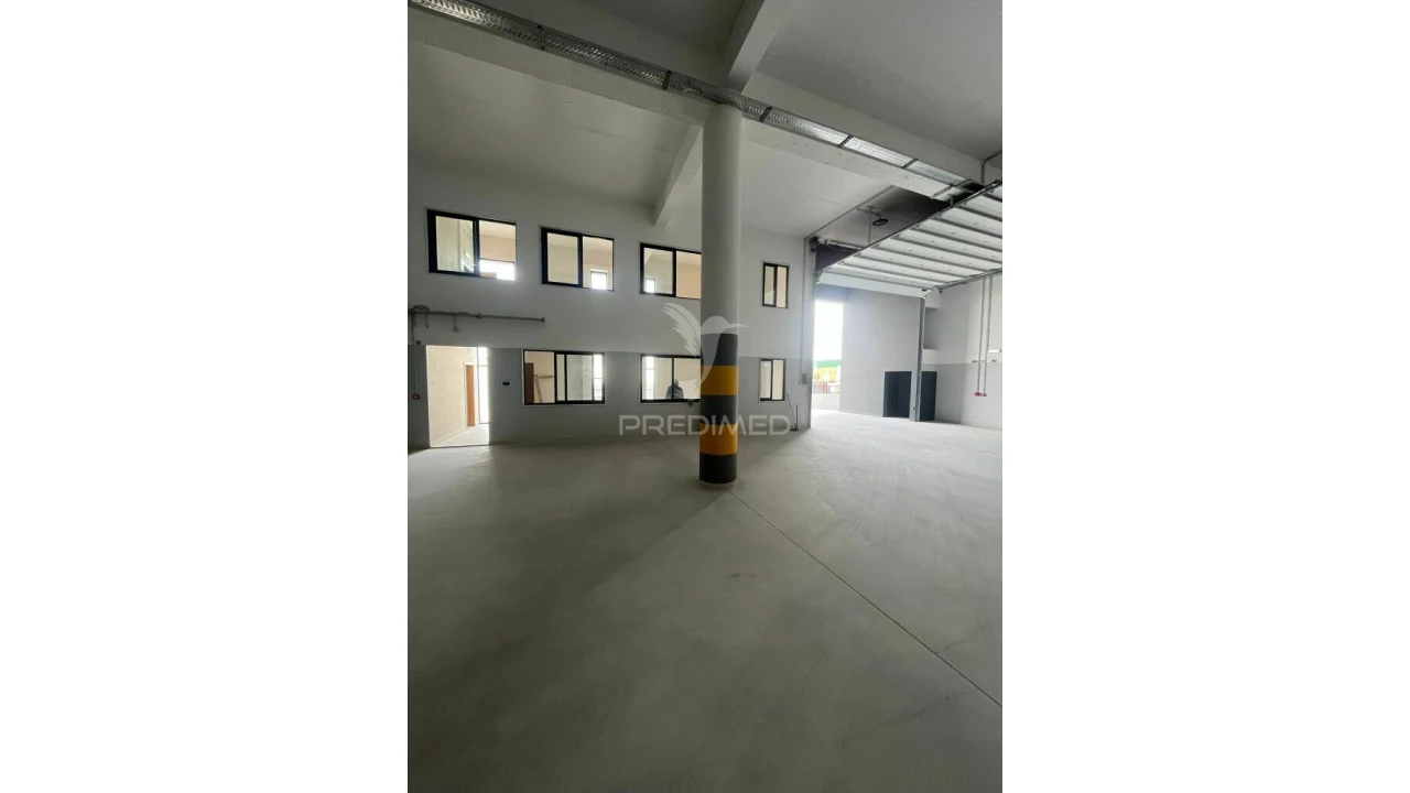 Armazém para Arrendamento em Santo António dos Cavaleiros e Frielas Foto 4