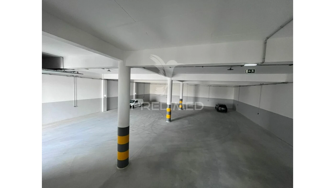 Armazém para Arrendamento em Santo António dos Cavaleiros e Frielas Foto 5