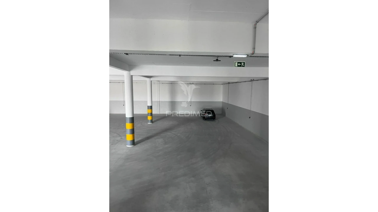 Armazém para Arrendamento em Santo António dos Cavaleiros e Frielas Foto 6