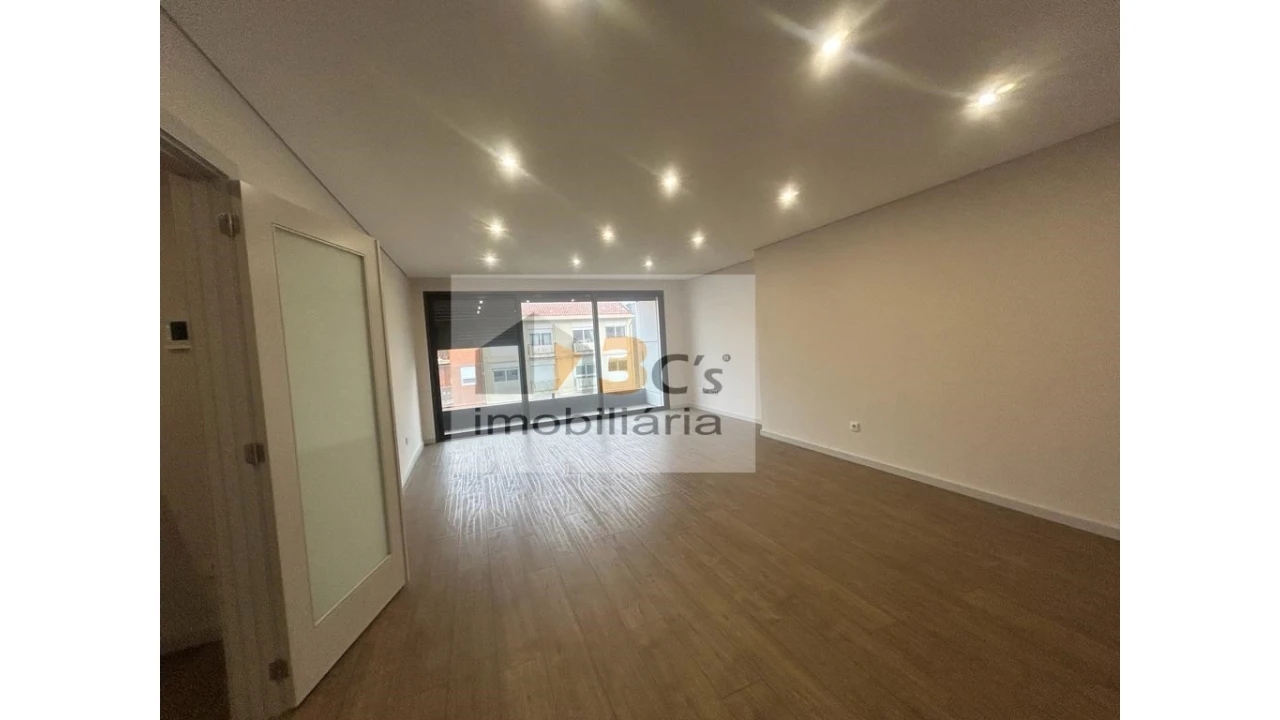 Apartamento T4 para Venda em Cedofeita, Santo Ildefonso, Sé, Miragaia, São Nicolau e Vitória Foto 1